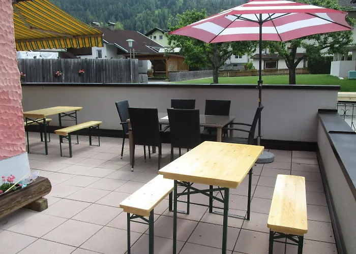 לינה וארוחת בוקר Haus Elena 3*